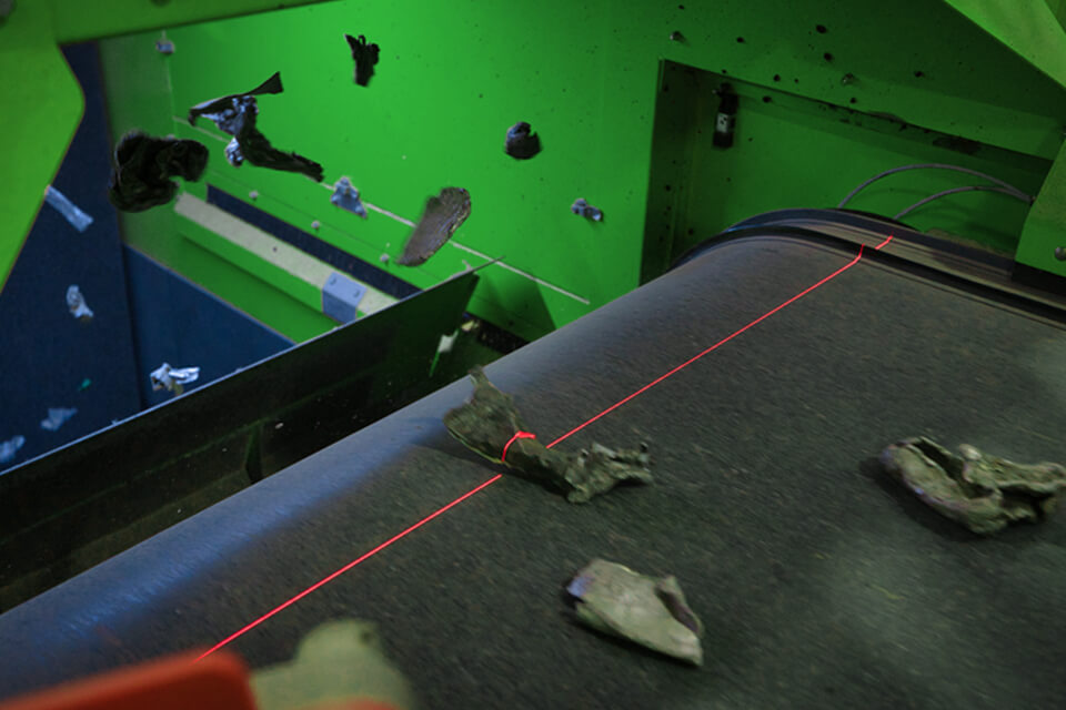 Metallrecycling, hier ein ZORBA-Mix, mit einem NES-Sortiergerät, auch bekannt als Eddy Current oder Wirbelstromscheider