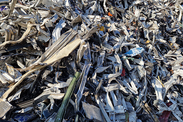 Aluminiumschrott aus Profilen vor der Zerkleinerung und der Sortierung