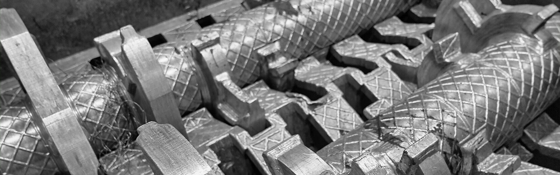 Detailblick auf das Schneidwerkzeug eines Schredders im Metallrecycling