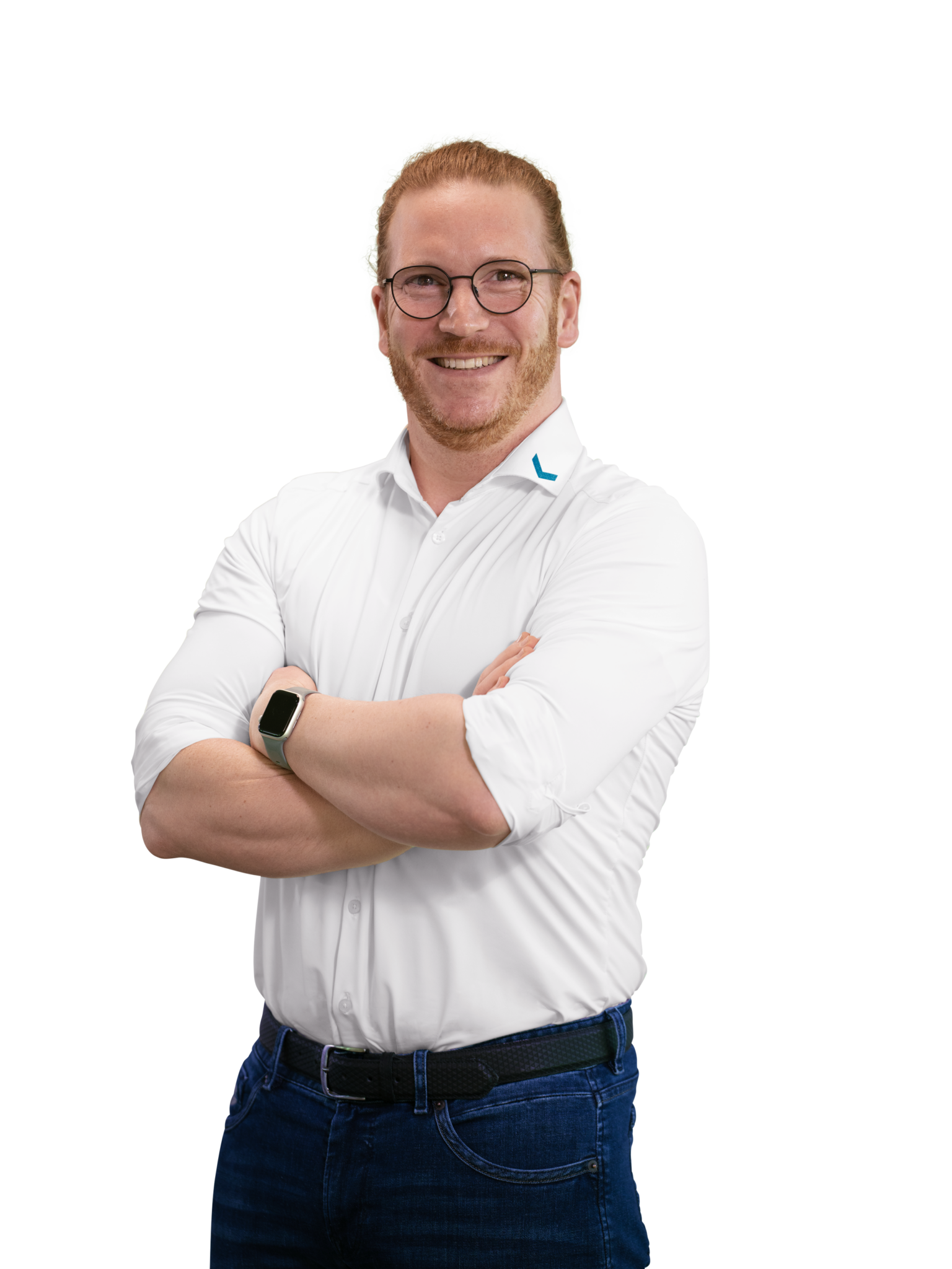 Mann mit Brille und weißem Hemd lächelt mit verschränkten Armen.