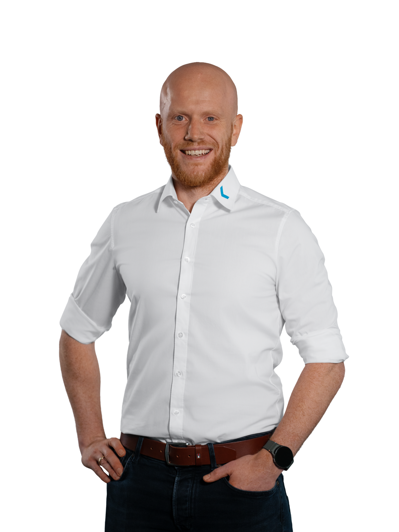 Mann mit weißem Hemd und Jeans lächelt in die Kamera.