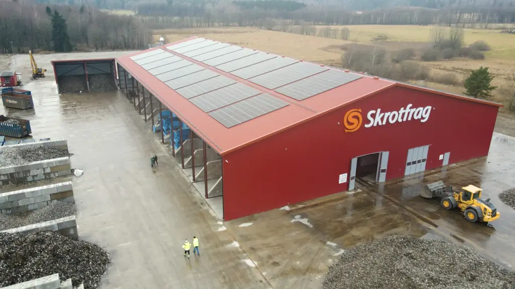 Skrotfrag 非鐵金屬回收廠，廠房為紅色建築，並裝設太陽能板。