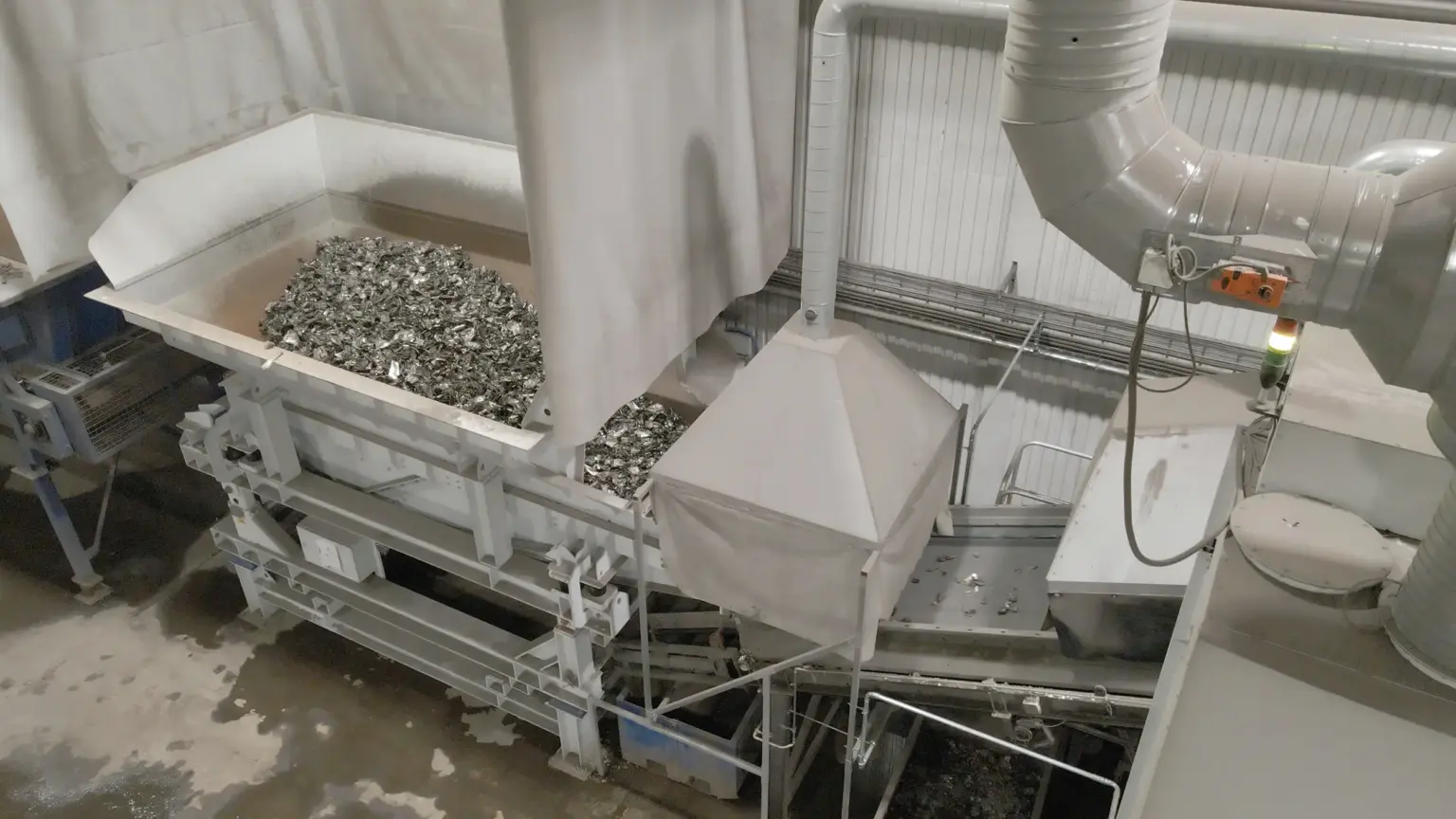 SPALECK ActiveFEED 透過向三台 XRF 分選機提供恆定的物料供應，從而優化金屬回收廠的物料輸送流程
