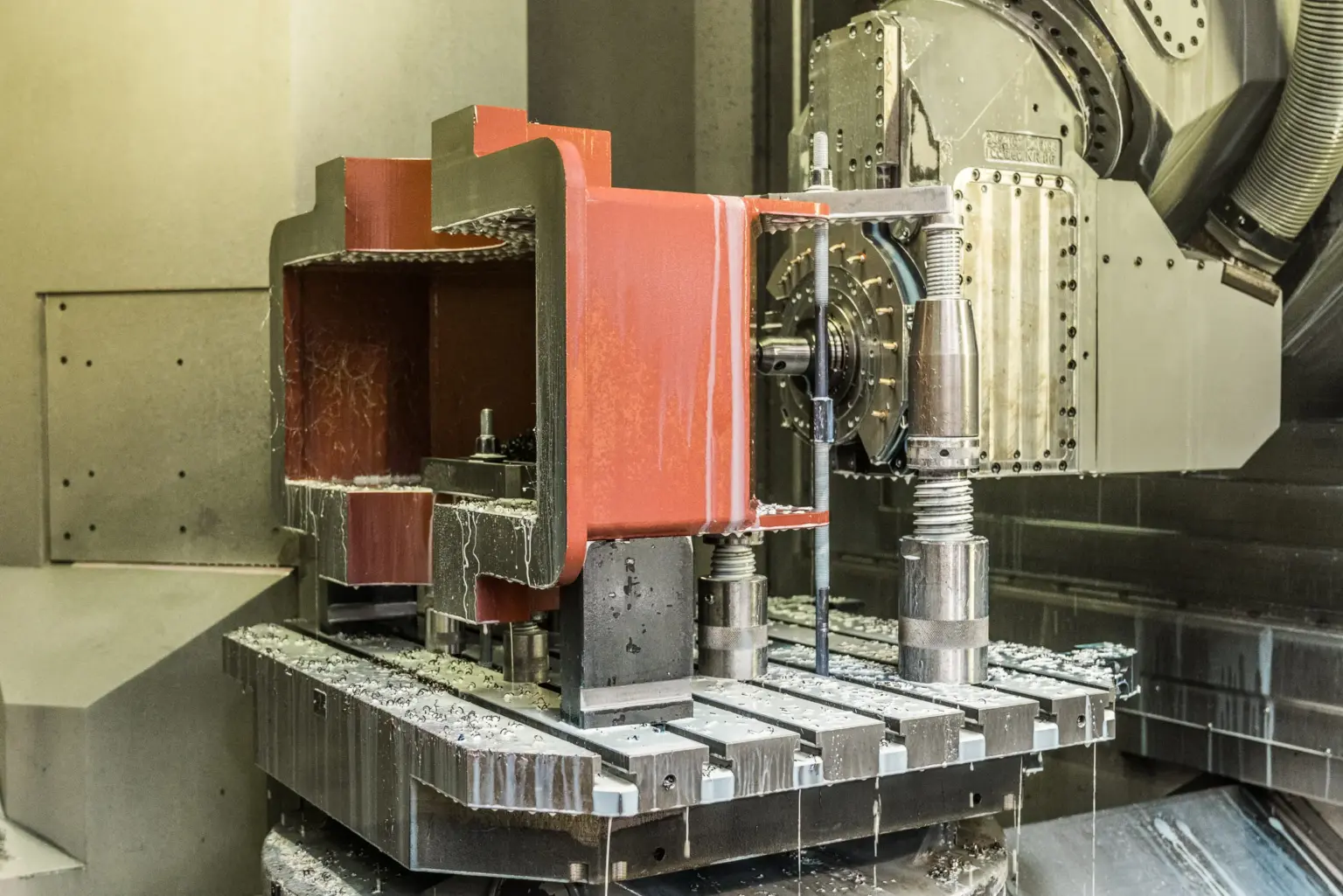 在代工製造商 SPALECK 的 CNC 加工中心上，對大型 CNC 零件進行機械加工