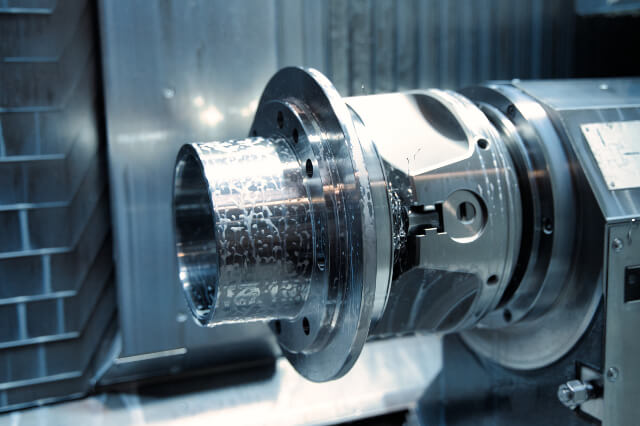 在代工製造商 SPALECK 處對車削零件進行切削加工——CNC 機台內部特寫畫面