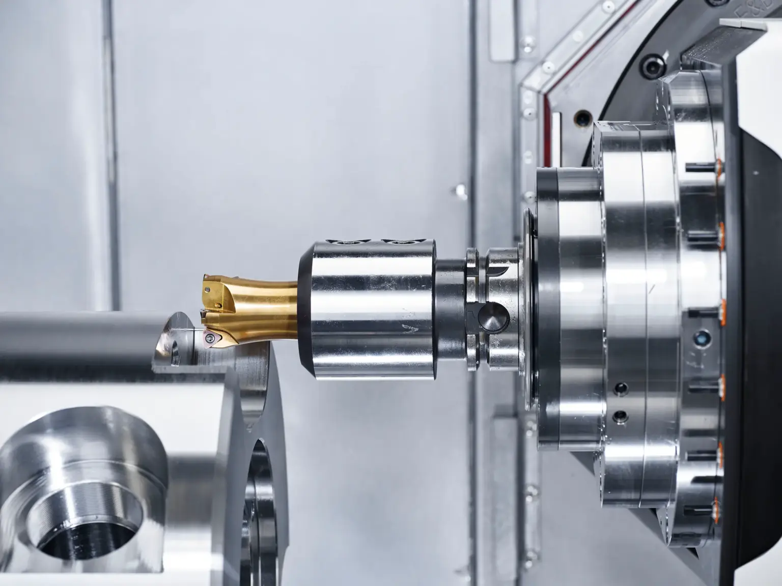 CNC 機床加工金屬零件，專注於精密車削零件。