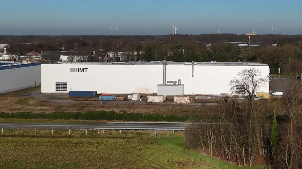 Aerial view of HMT Industries GmbH & Co. KG; in the foreground is Federal Highway B67