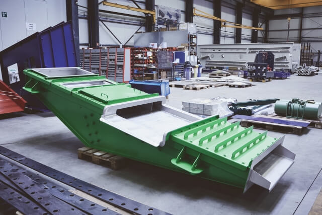 SPALECK 生產的半覆蓋式振動輸送槽，適用於搭配帶式磁選機使用