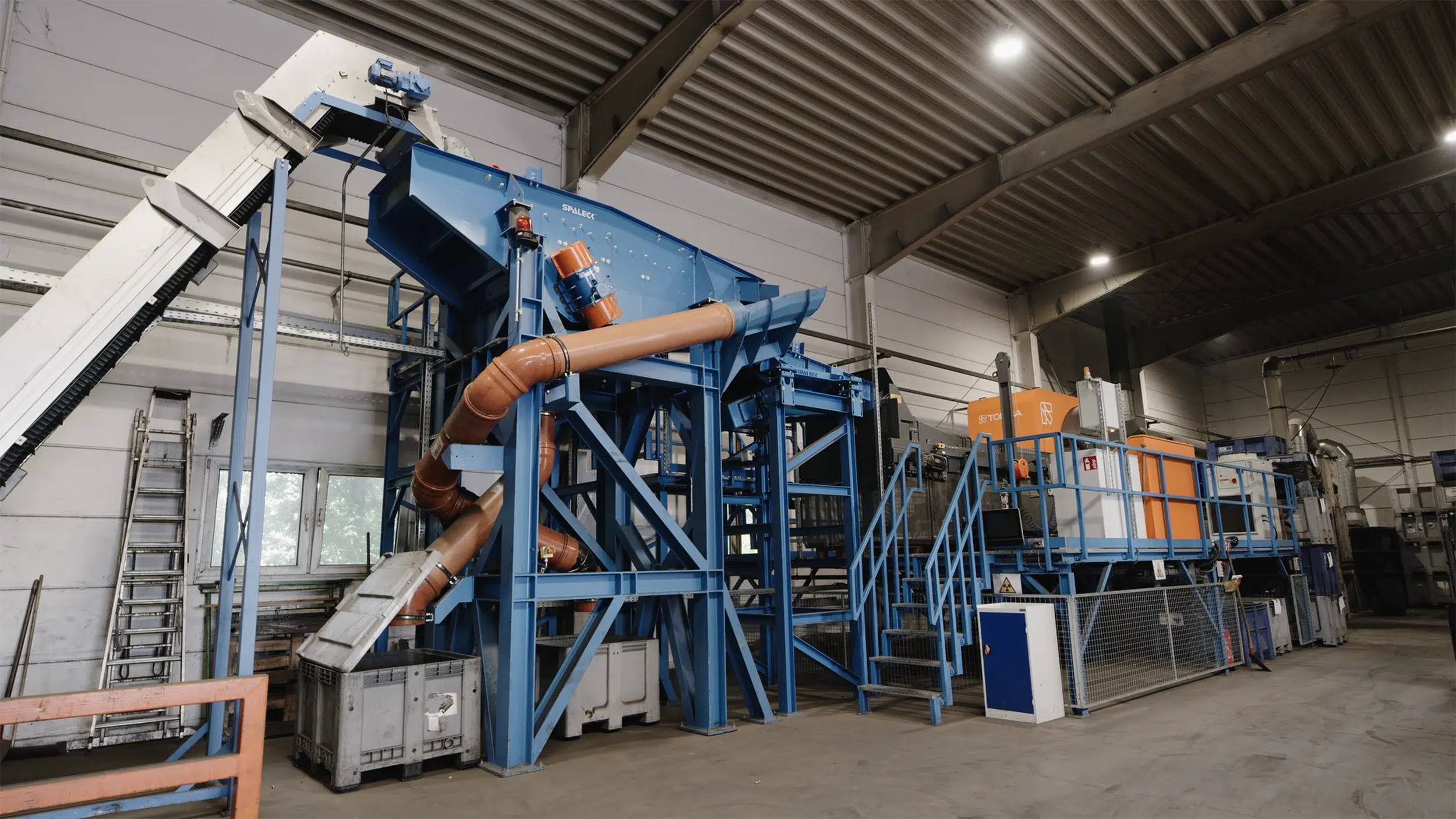 SPALECK 篩分機應用於電池回收——在此，它會精確地根據尺寸對電池進行分類，以便後續的 X 光分選機能依據成分對其進行分類