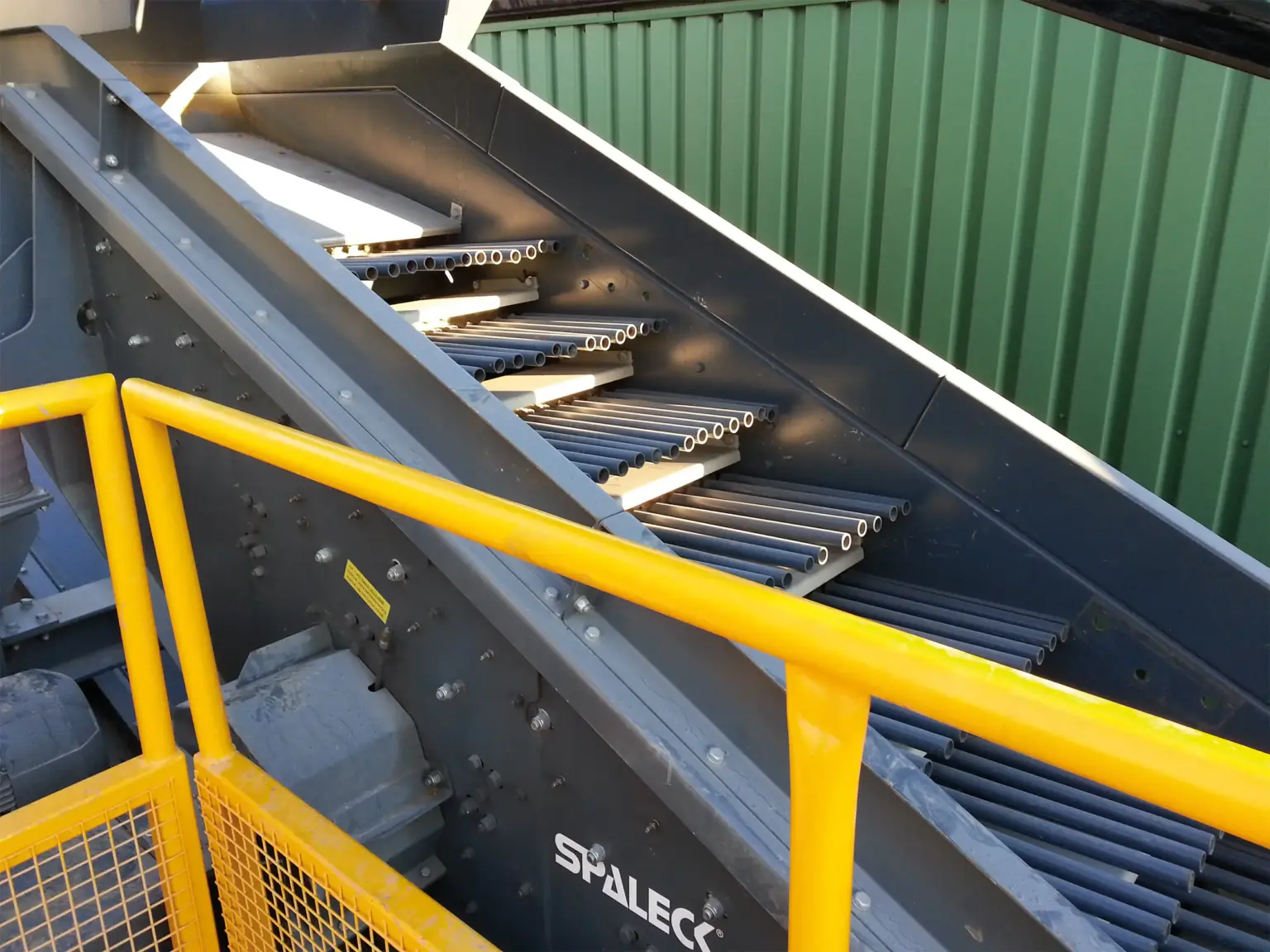 SPALECK 桿式分級機，用於預篩分，此款配備動態指狀篩板，適用於電子廢料處理