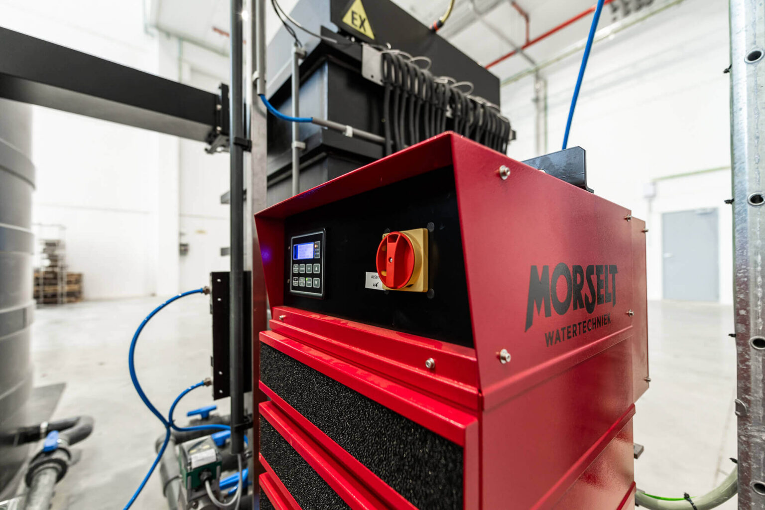 一間明亮的工業廠房內,一臺 Morselt RedBox 的特寫鏡頭。