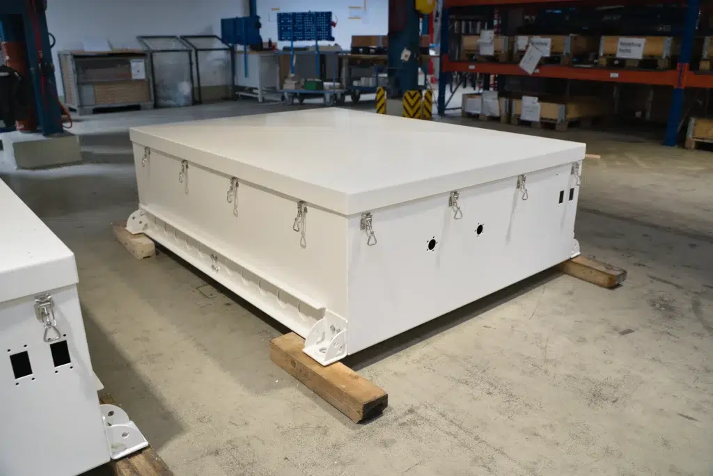 適用於電動大型車輛的大型組件焊接總成。 SPALECK 工廠內完成的組裝件，包含組裝工序。