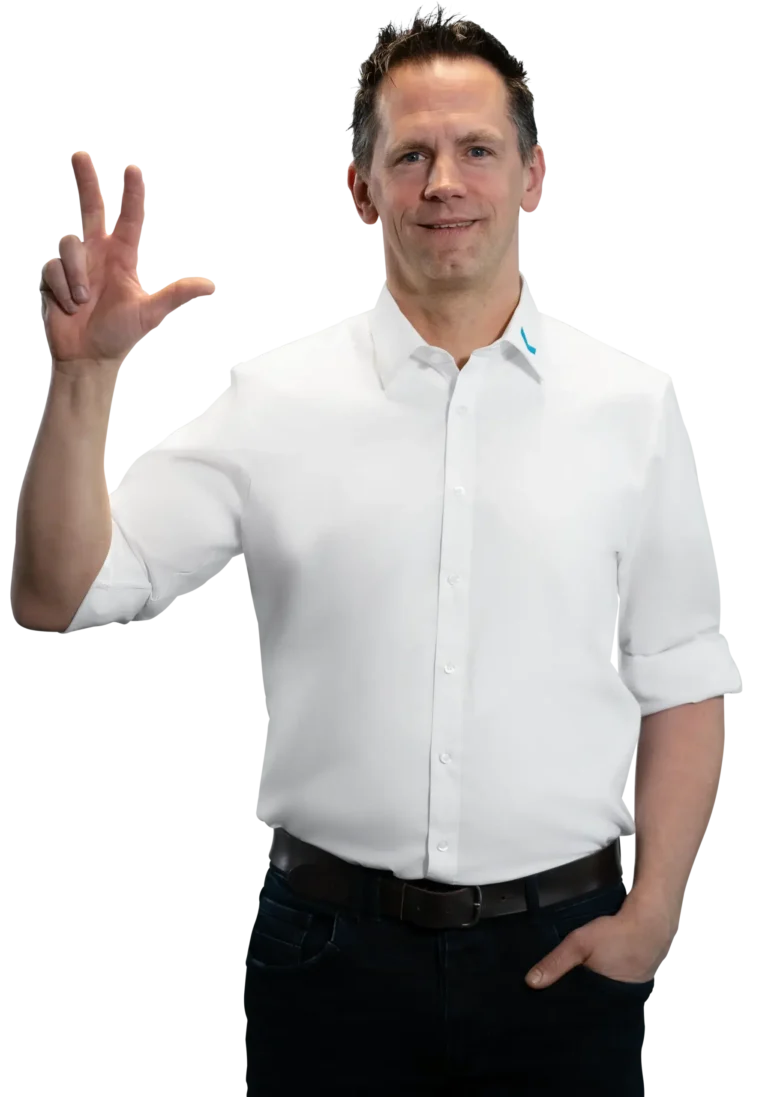 一名身穿白色襯衫的男子正比劃手勢，說明工業用水與生活用水的處理。