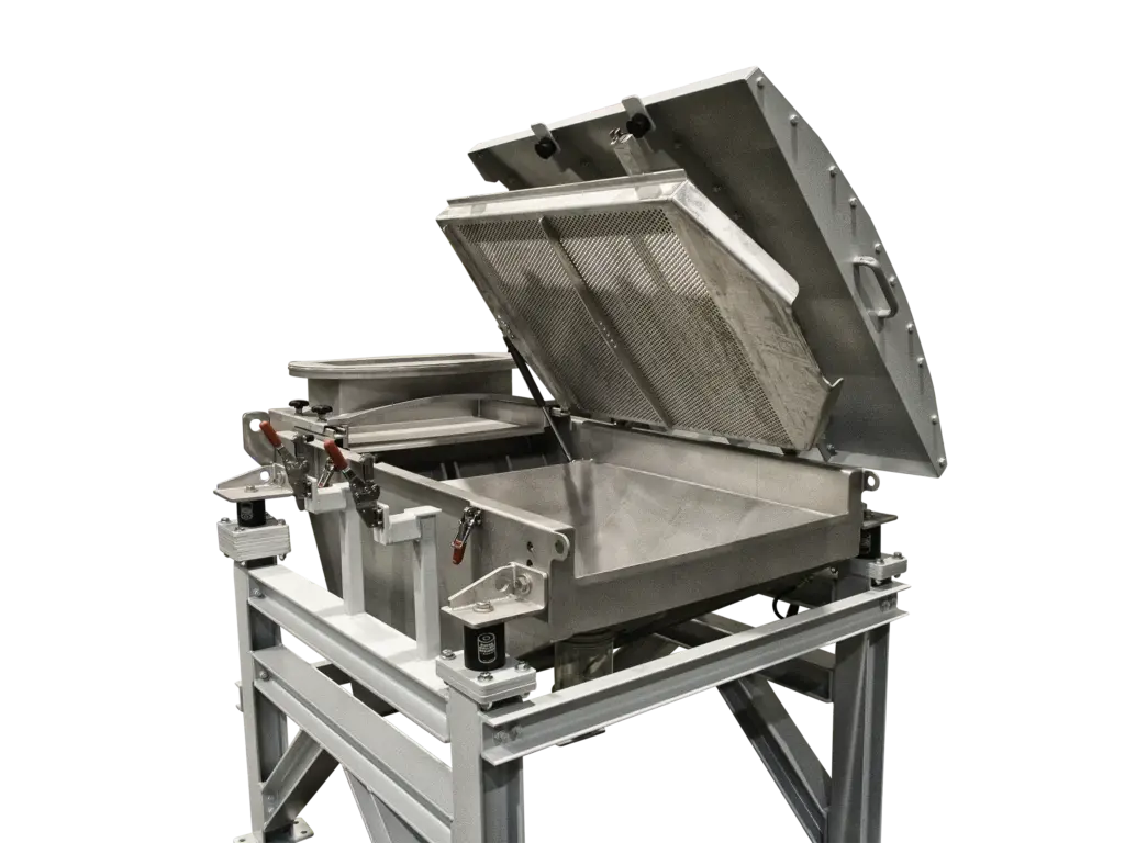 Industrielle Vibrorinne mit geöffnetem Deckel auf einem Gestell.