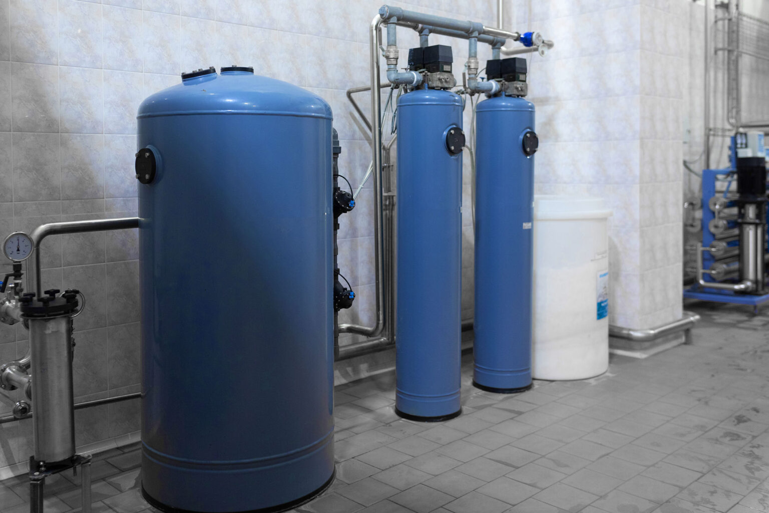 Blaue Tanks zum Ionenaustausch in der Wasseraufbereitung.