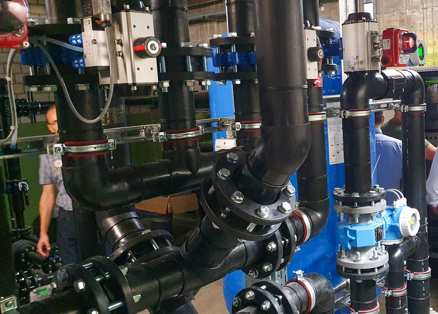 Industrielle Rohrleitungen und Ventile in einem Filtrationsverfahren.