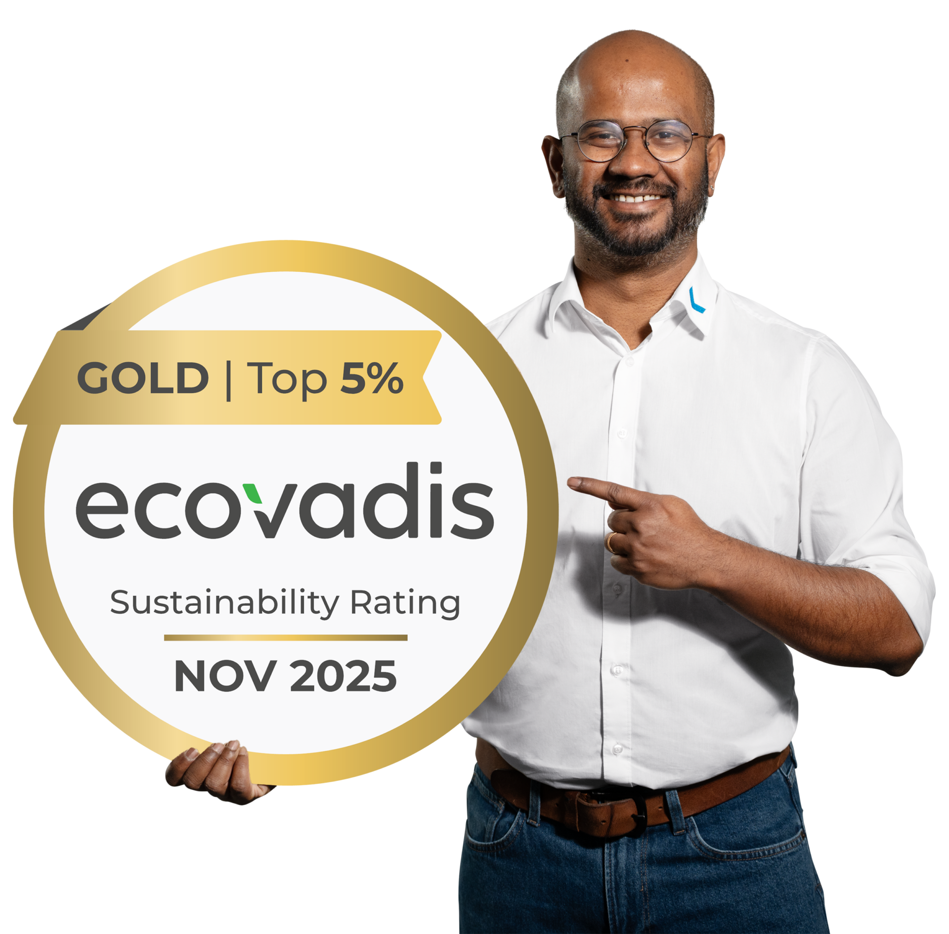 Mann im weißen Hemd zeigt auf ecoVadis Gold Auszeichnung